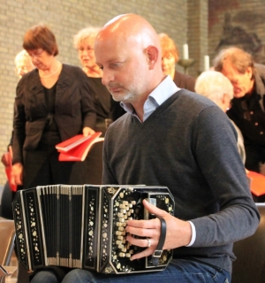 Repetitie met orkest - bandoneonist Martin de Ruiter 2